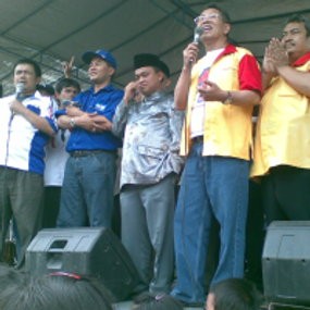 Sapa Tim Rival, Dada Rosada Kecoh Pendukungnya 